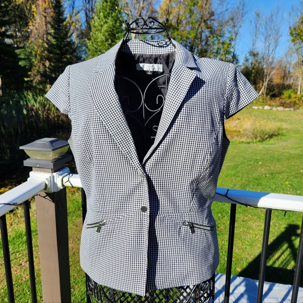 Tahari Arthur S Levine size 12 short-sleeved suit jacket, gingham b/w, EUC